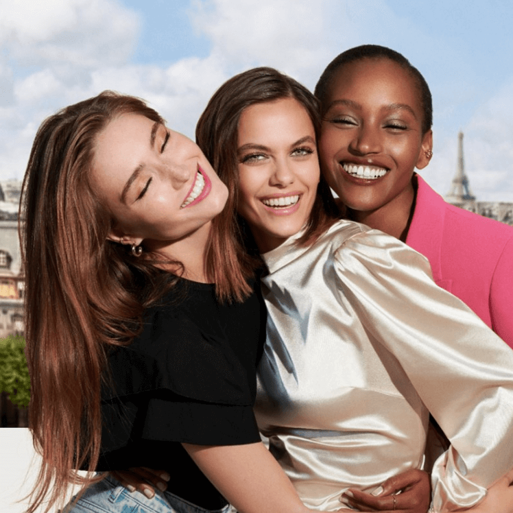 Trzy śmiejące się kobiety marki Bourjois
